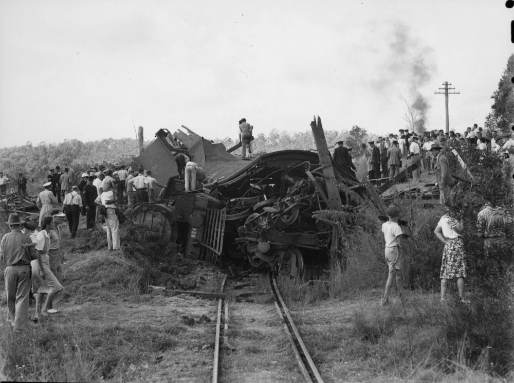 Crowd gathered at the Camp Mountain railway disaster, 1947