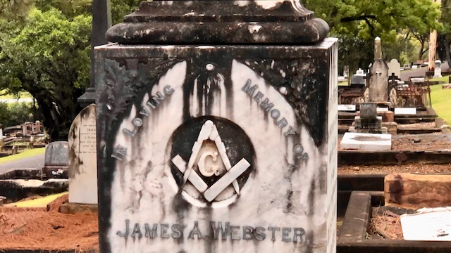 Freemason's sign with a G in the centre