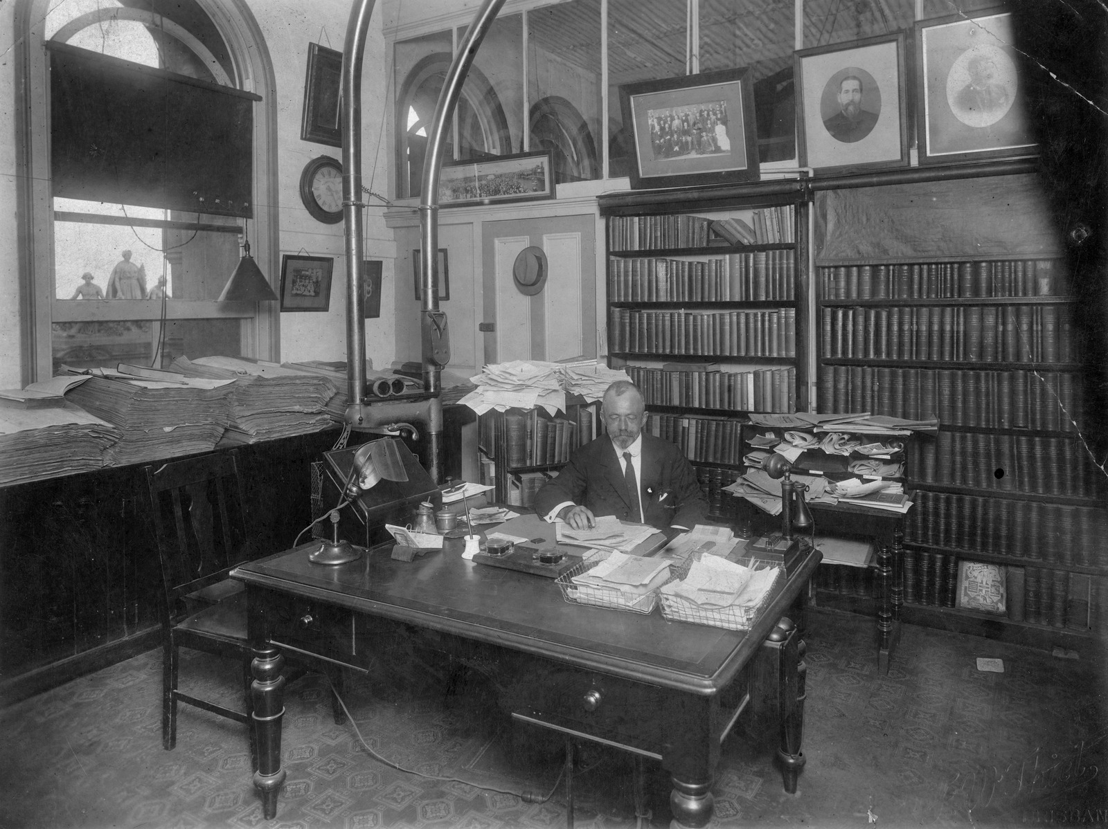Editor's office at the Brisbane Courier, ca. 1922